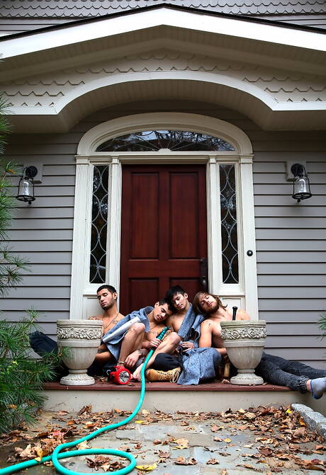 Levi, Liam, Michael Milano, Ricky y Tayte Hanson en una orgía masculina al aire libre