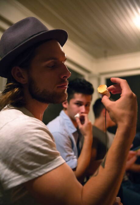 Levi, Liam, Michael Milano, Ricky y Tayte Hanson en una orgía masculina al aire libre