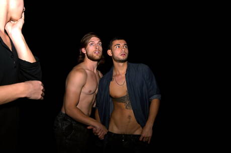 Levi, Liam, Michael Milano, Ricky y Tayte Hanson en una orgía masculina al aire libre