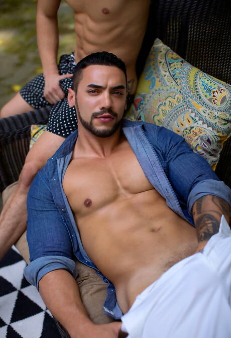 Der nette, harte Kerl Arad Winwin und der kräftige Levi Karter bei einer heißen Arschfick-Action draußen