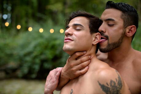 Der nette, harte Kerl Arad Winwin und der kräftige Levi Karter bei einer heißen Arschfick-Action draußen