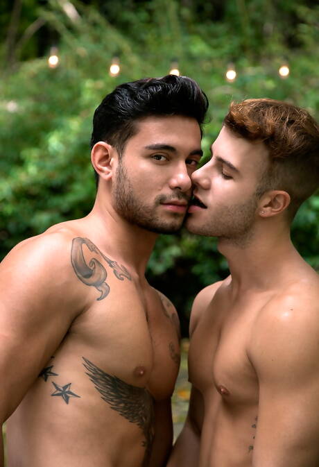 Spanish beefcake Allen King and american hunk Ricky Roman in hot anal sex outdoor