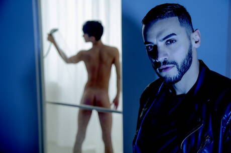 性感的美國帥哥 Arad Winwin 和性感的帥哥 Liam Riley 在淋浴間上演火辣的同性戀場景