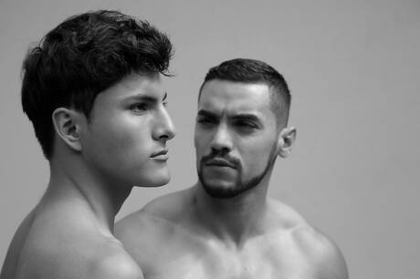 Der muskulöse Amerikaner Arad Winwin und der junge Marco Montgomery lieben sich unter einer heißen Dusche