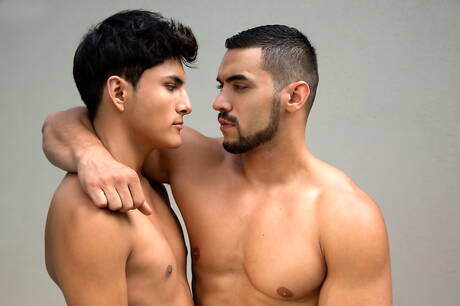 Der muskulöse Amerikaner Arad Winwin und der junge Marco Montgomery lieben sich unter einer heißen Dusche