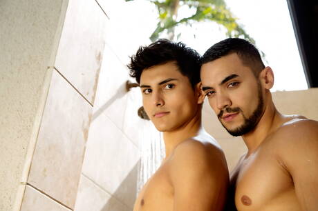 Der muskulöse Amerikaner Arad Winwin und der junge Marco Montgomery lieben sich unter einer heißen Dusche