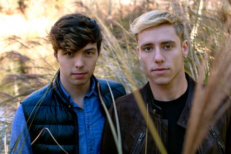 Deux garçons américains, le jeune Christian Bay et le costaud Justin Matthews, dans une sodomie hard en extérieur