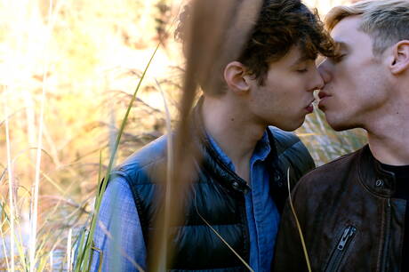 Deux garçons américains, le jeune Christian Bay et le costaud Justin Matthews, dans une sodomie hard en extérieur