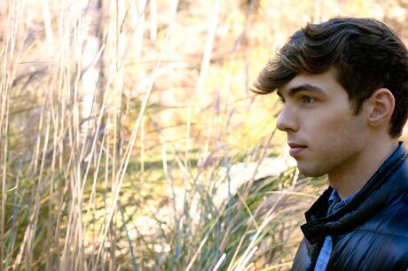 Deux garçons américains, le jeune Christian Bay et le costaud Justin Matthews, dans une sodomie hard en extérieur