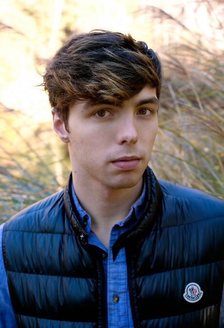 Deux garçons américains, le jeune Christian Bay et le costaud Justin Matthews, dans une sodomie hard en extérieur