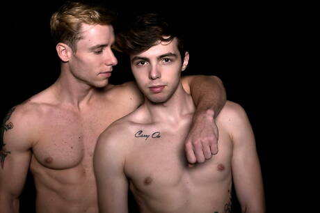 Deux garçons américains, le jeune Christian Bay et le costaud Justin Matthews, dans une sodomie hard en extérieur