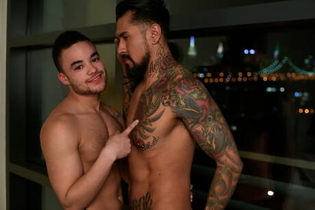 Hübsche amerikanische Jungs muskulös Beaux Banks und Muskelprotz Boomer Banks in heißer homosexueller Aktion draußen