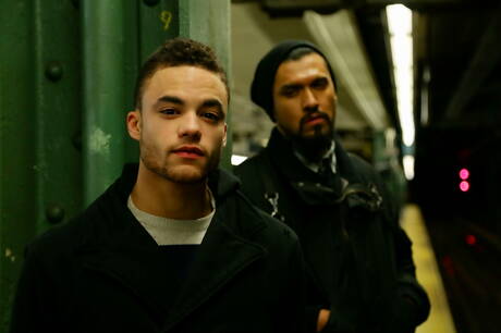 Hübsche amerikanische Jungs muskulös Beaux Banks und Muskelprotz Boomer Banks in heißer homosexueller Aktion draußen