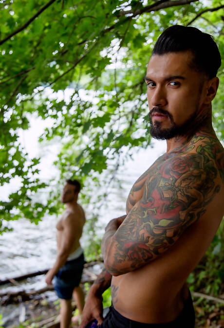 Znani Amerykanie, muskularny Alex Mecum i krzepki facet Boomer Banks w twardym seksie analnym przy basenie