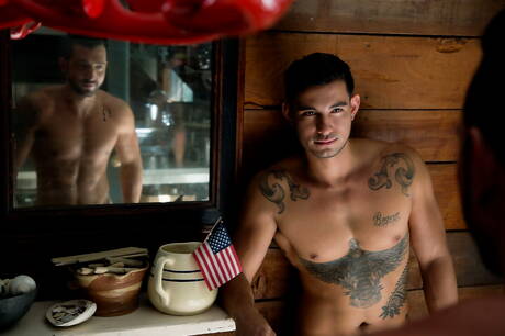 拉丁裔帥哥 Jimmy Durano 和美國大力士 Ricky Roman 在海灘上進行火熱的同性戀行為