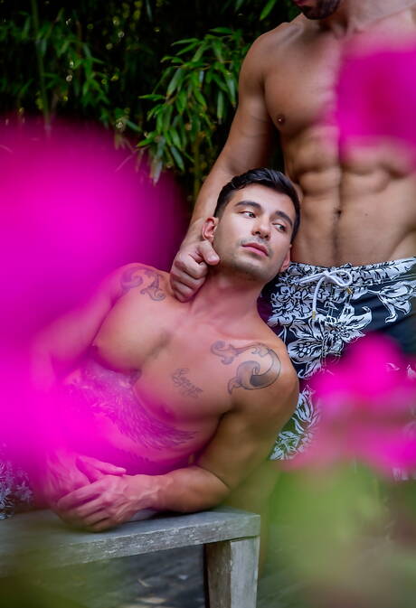 拉丁裔帥哥 Jimmy Durano 和美國大力士 Ricky Roman 在海灘上進行火熱的同性戀行為