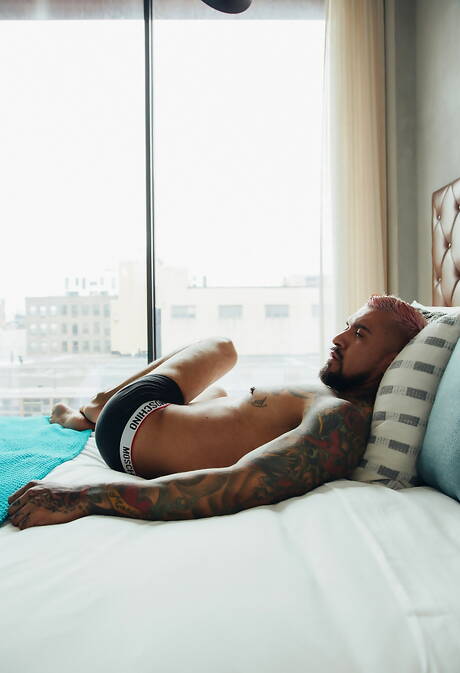 漂亮的美國男孩超級帥哥 Boomer Banks 和大力士 JJ Knight 在吸吮雞巴後做愛