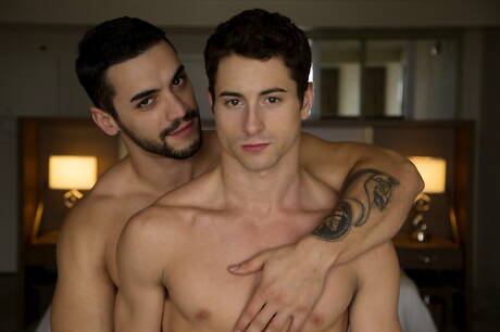 Gorący amerykański facet, twardziel Arad Winwin i ogier Taylor Reign w gorącej akcji ruchania w tyłek