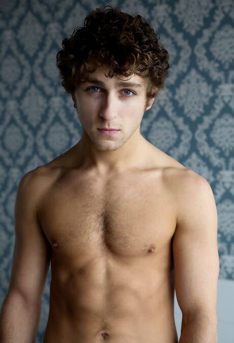 Leuke Amerikaanse vrienden, knappe kerel Boomer Banks en superstud Calvin Banks neuken na het zuigen van een lul