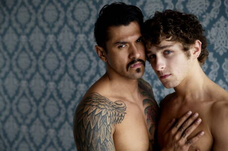 Leuke Amerikaanse vrienden, knappe kerel Boomer Banks en superstud Calvin Banks neuken na het zuigen van een lul