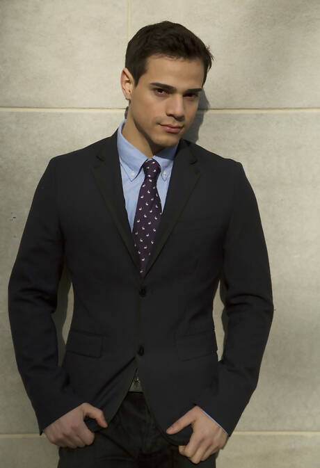 Les beaux mecs américains musclés Levi Karter et le bien bâti Taylor Reign s