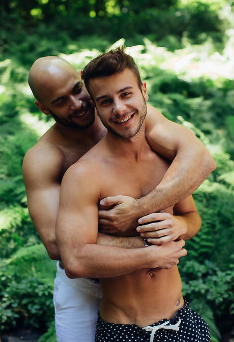 Spaanse gespierde Allen King en Amerikaanse husky-man Sean Zevran zijn dol op elkaar buiten