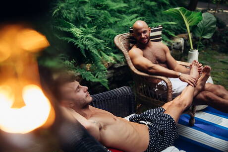 Spaanse gespierde Allen King en Amerikaanse husky-man Sean Zevran zijn dol op elkaar buiten