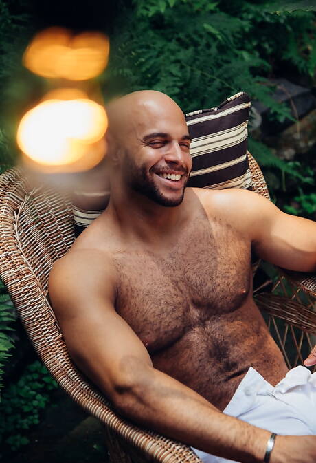 Spaanse gespierde Allen King en Amerikaanse husky-man Sean Zevran zijn dol op elkaar buiten