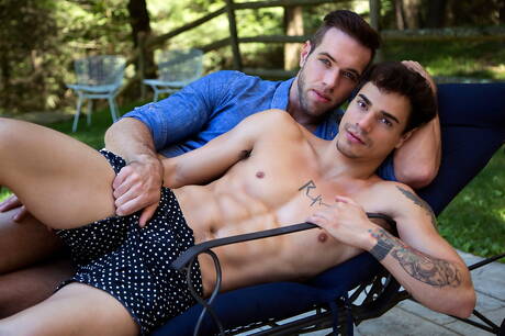 Die amerikanischen Pornostars Alex Mecum und Levi Karter bei heißer homosexueller Action im Freien