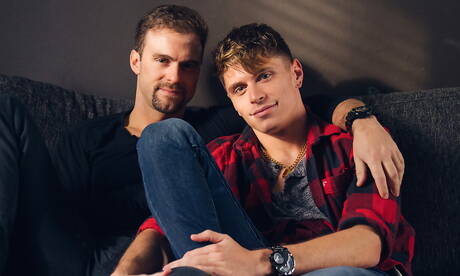 Kanadyjski superogier Gabriel Clark i amerykański przystojniak Troy Accola ruchają się po ssaniu kutasa pod gorącym prysznicem