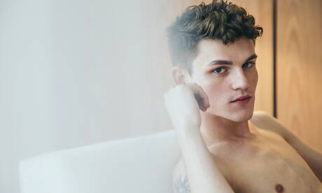 Piękny amerykański chłopak Avery Jones i przystojniak Greg Mckeon w gorącej akcji ruchania w tyłek