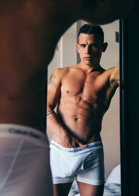 El galán canadiense Brent Everett y el galán canadiense Manuel Skye se chupan y follan mutuamente