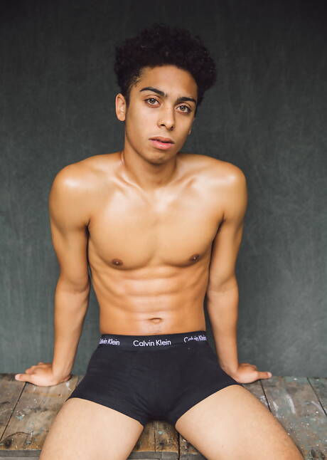 美國肌肉男 Calvin Banks 和 Marcus Young 享受一場精彩的肛交