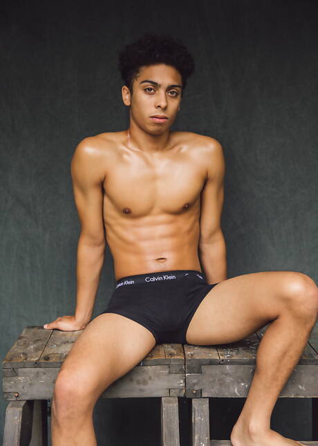 美國肌肉男 Calvin Banks 和 Marcus Young 享受一場精彩的肛交