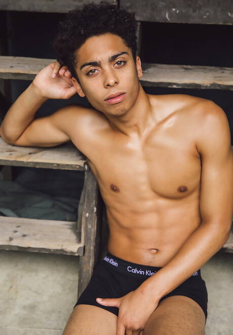 美國肌肉男 Calvin Banks 和 Marcus Young 享受一場精彩的肛交