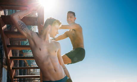 O durão Küper e o bonitão Mateo Vice fodem o cu depois de um boquete na praia