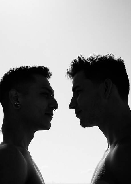 O durão Küper e o bonitão Mateo Vice fodem o cu depois de um boquete na praia