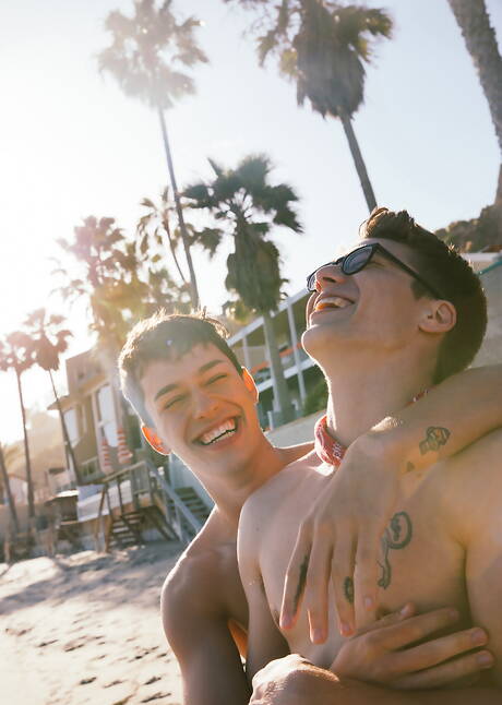 Les beaux mecs américains costauds Blake Mitchell et le jeune garçon Hayden Brier dans une action de baise anale torride en extérieur