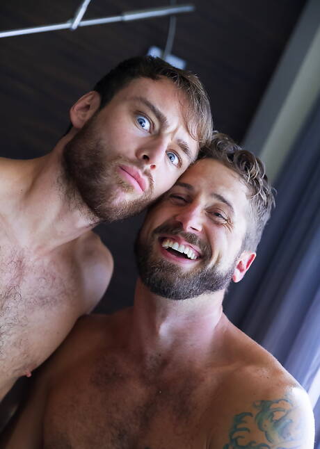 Die hübschen amerikanischen Jungs Max Adonis und Wesley Woods haben Analsex in der Badewanne