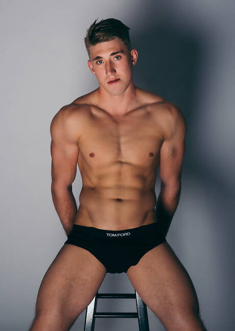 예쁜 미국 남자들, 멋진 남자 클라크 데이비스와 근육질의 웨스 러셀이 엉덩이를 뚫고 있다