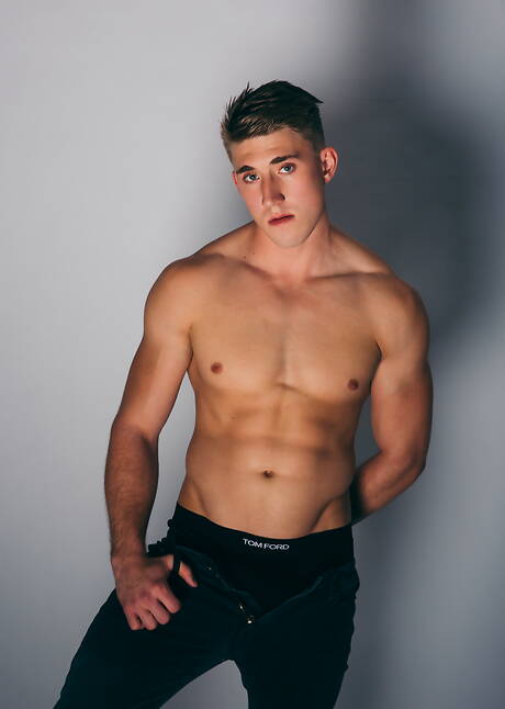 Hübsche amerikanische Jungs, der attraktive Clark Davis und der muskulöse Wess Russel bohren einen Arsch