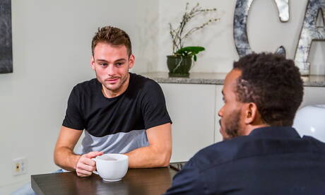 Mili amerykańscy chłopcy wydra Max Adonis i ogier Pheonix Fellington ruchają się w dupę po międzyrasowym fellatio