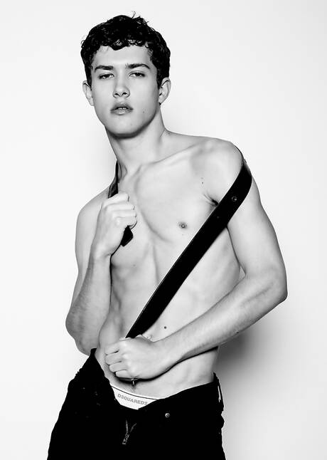 Due ragazzi americani, il bel ragazzo Justin Matthews e il bellissimo ragazzo Sean Ford, in una bollente azione di sesso anale