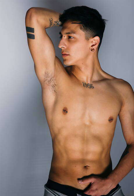 Beefcake Damian Grey and latin beautiful boy Mateo Vice fuck ass after blowjob