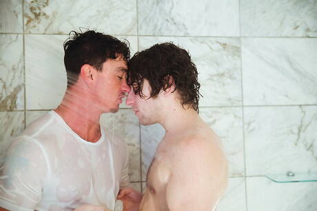 2人のアメリカ人の少年、筋肉質のケイド・マドックスと筋肉質のカルバン・バンクスが熱いシャワーでお互いを吸ったりファックしたりしている