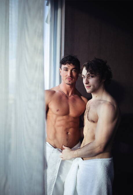 2人のアメリカ人の少年、筋肉質のケイド・マドックスと筋肉質のカルバン・バンクスが熱いシャワーでお互いを吸ったりファックしたりしている