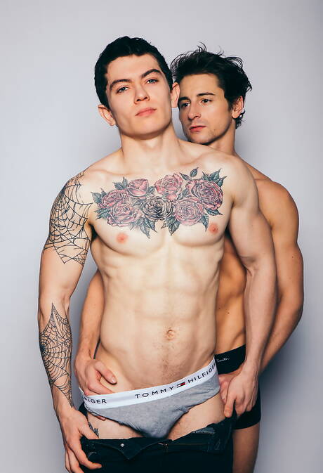 Os gostosos caras americanos Clark Davis e Taylor Reign se fodem com o punho