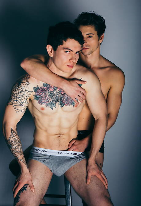 Os gostosos caras americanos Clark Davis e Taylor Reign se fodem com o punho