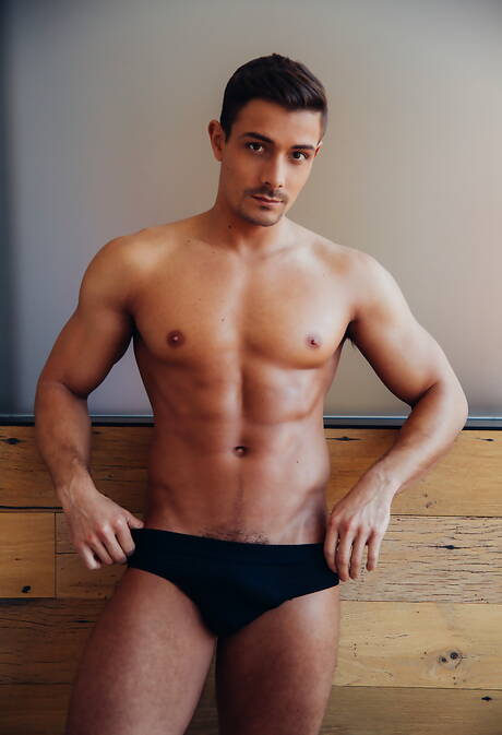 Der amerikanische Superhengst Alex Mecum und der muskulöse Kanadier Carter Dane bei heißer homosexueller Action unter der heißen Dusche