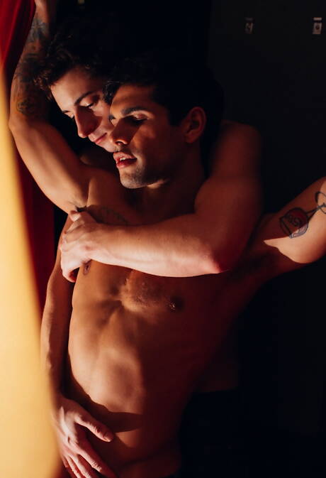 Dwóch amerykańskich chłopców, przystojniak Taylor Reign i owłosiony ogier Ty Mitchell uprawiają gorący seks